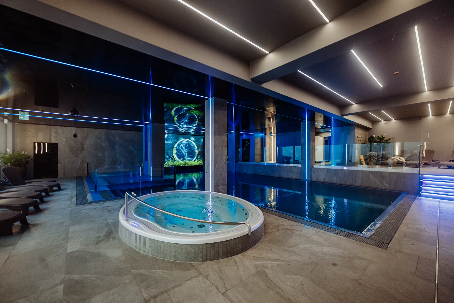 Basen wewnętrzny z jacuzzi